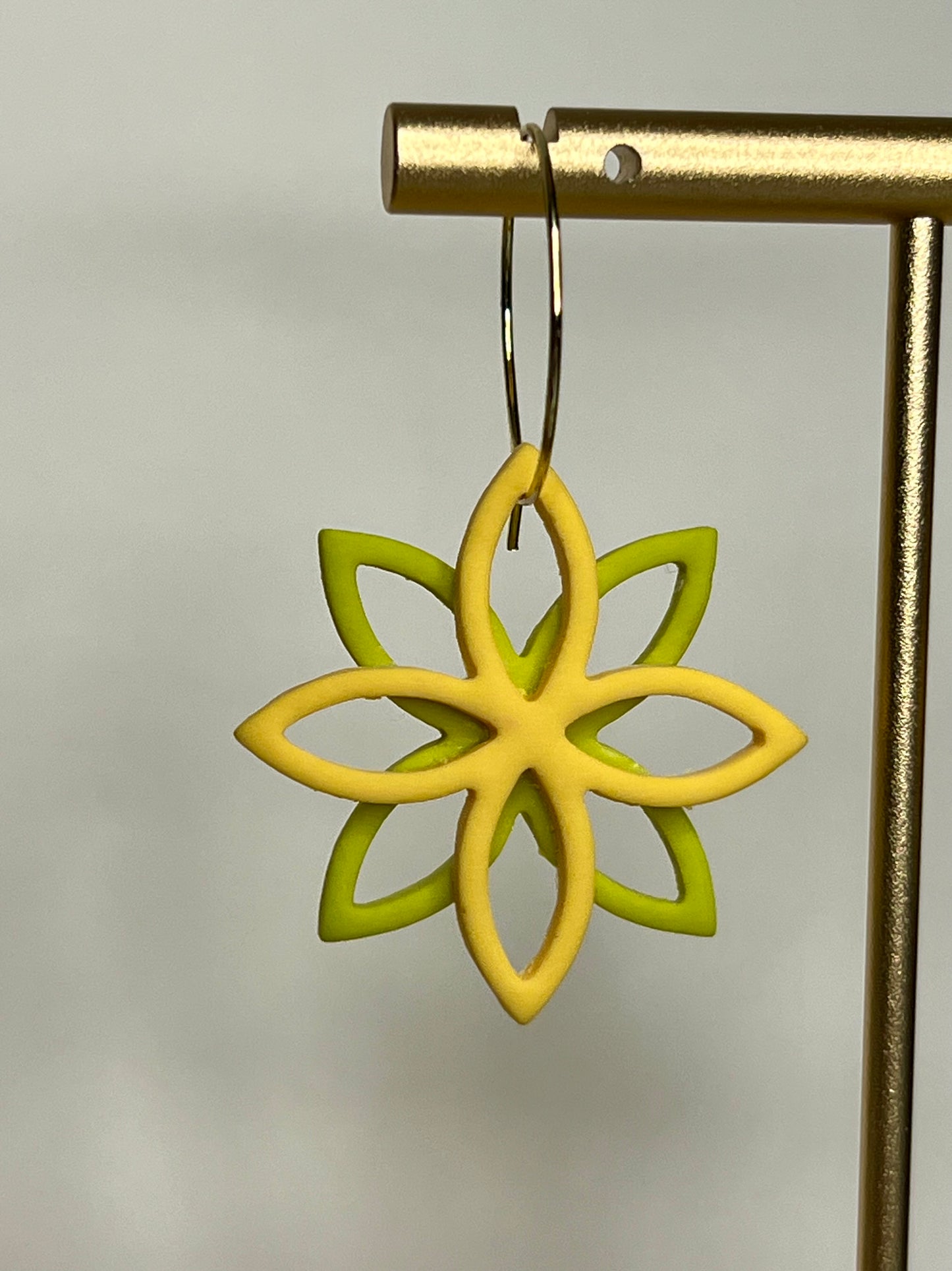 Stela verde lima y amarillo