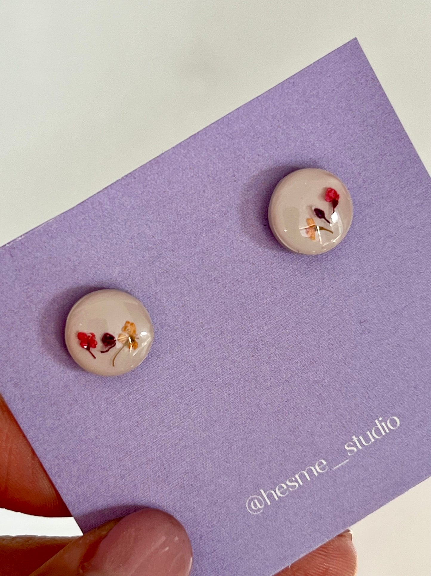 Pendientes de botón con flores secas.