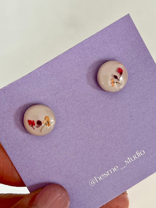 Pendientes de botón con flores secas.