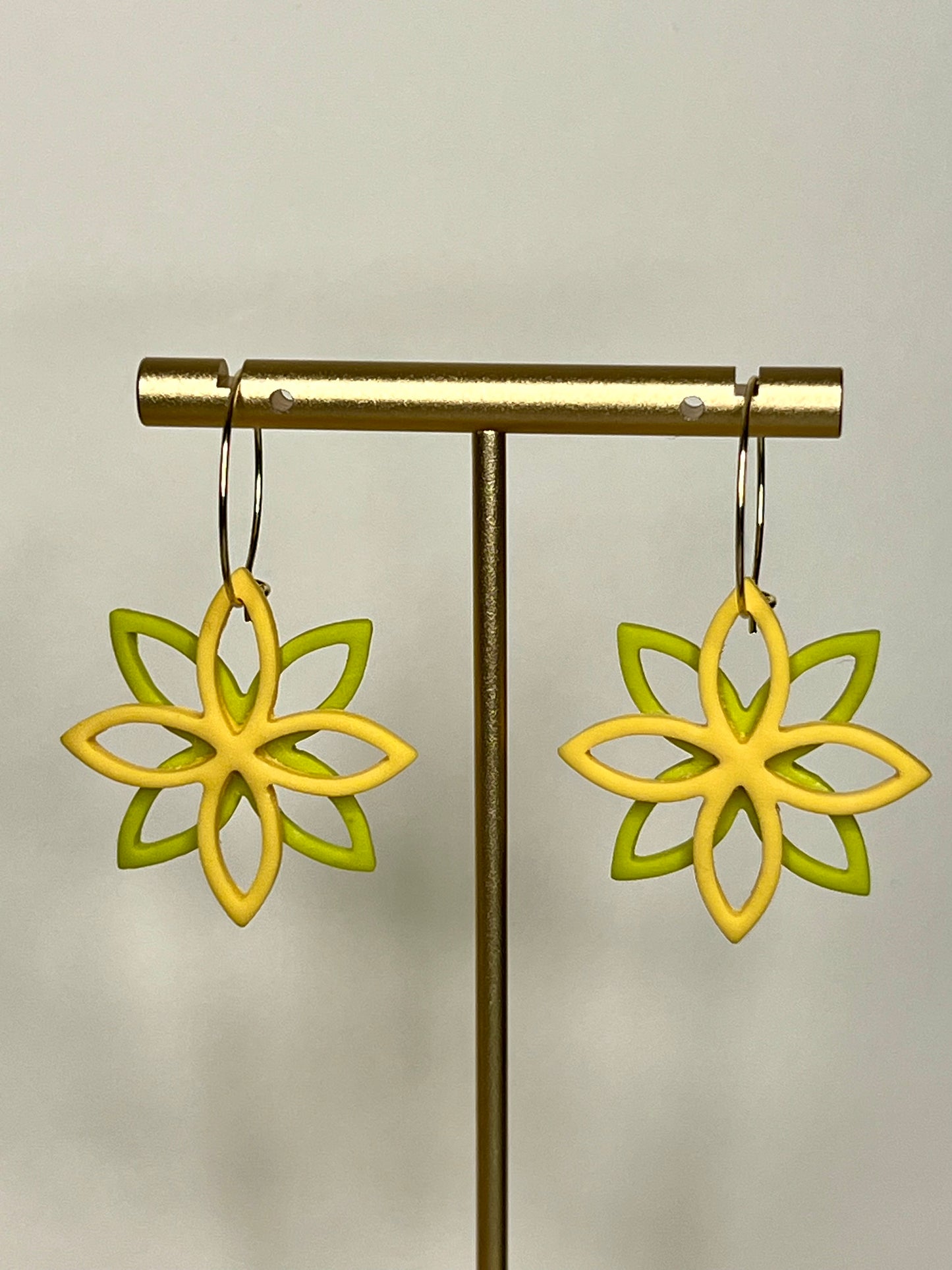 Stela verde lima y amarillo