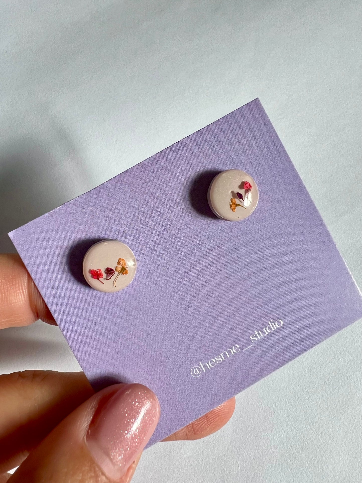 Pendientes de botón con flores secas.