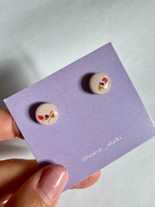 Pendientes de botón con flores secas.