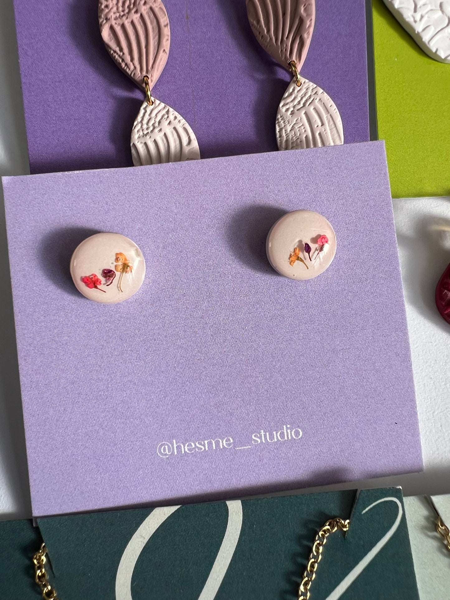 Pendientes de botón con flores secas.