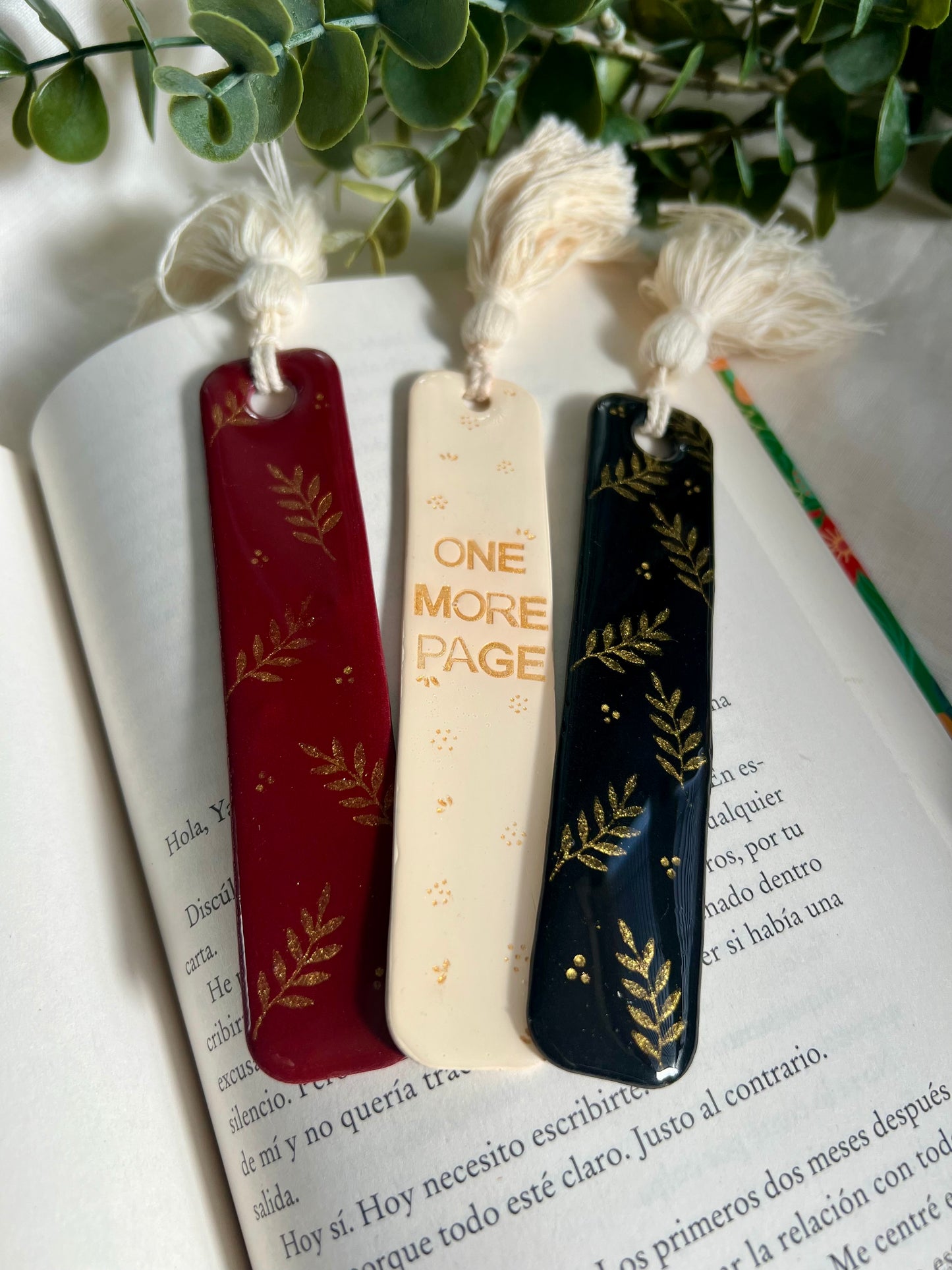 Marcapáginas floral burdeos