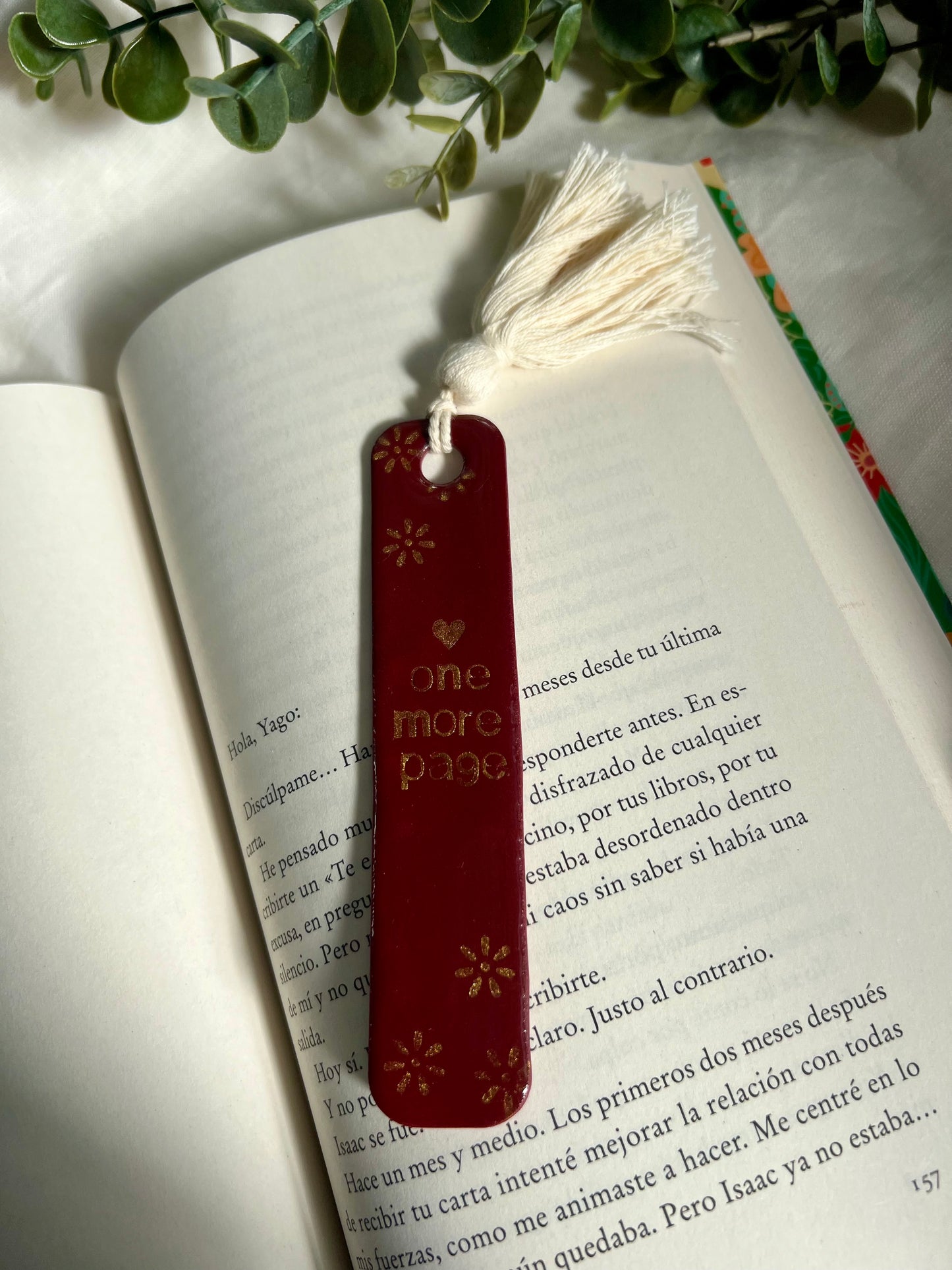 Marcapáginas “one more page” burdeos