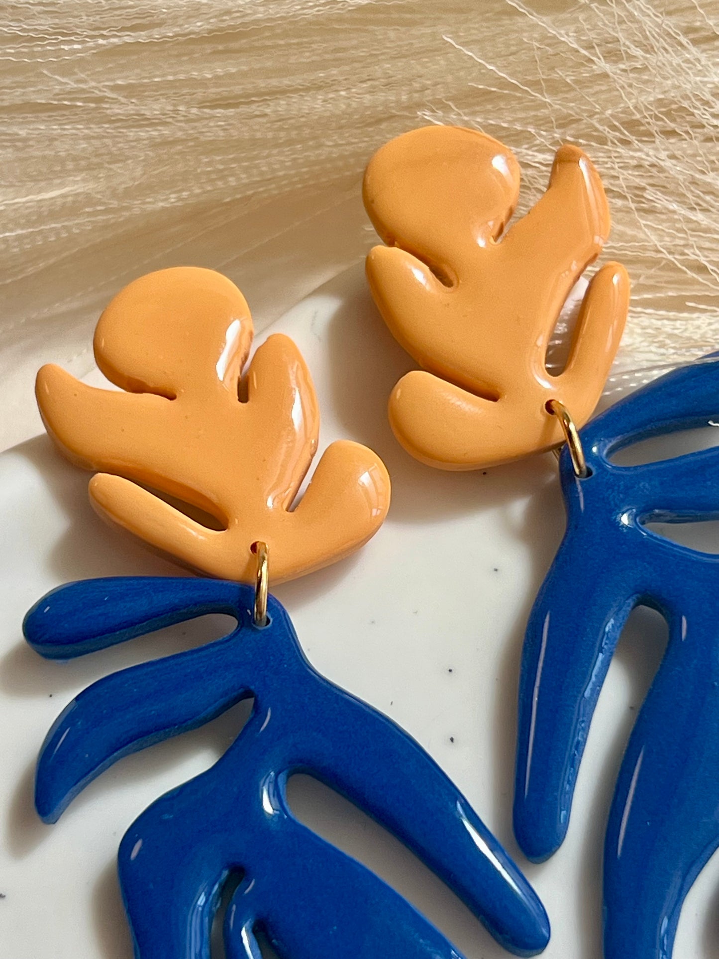 Coral azul eléctrico y naranja